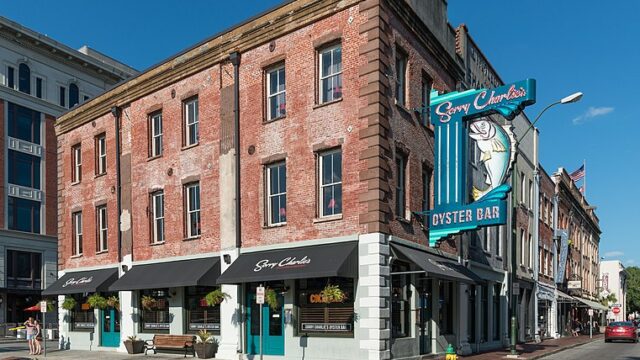 Sorry_Charlies_Oyster_Bar_Barnard_St_Savannah_GA_20160705_1